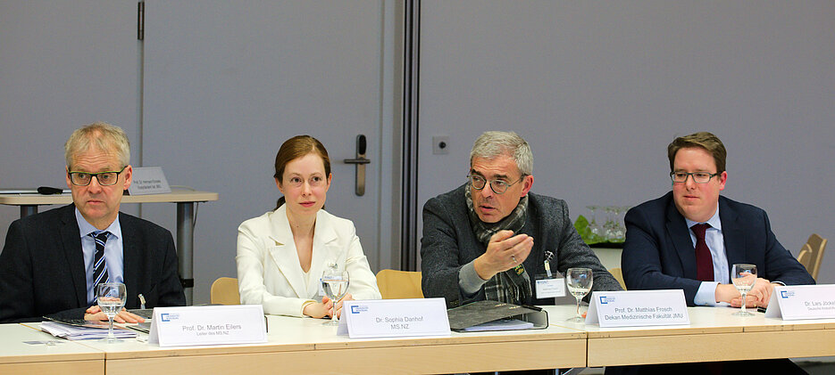 Das Mildred-Scheel-Nachwuchszentrum soll talentierte Krebsforscher nach Würzburg bringen. Das gaben Martin Eilers, Sophia Danhof, Matthias Frosch und Lars Jöckel (v. l.) auf einer Pressekonferenz bekannt.