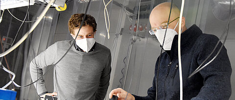 Tobias Hertel (rechts) und Hans-Christian Schmitt (hier in einem Nanolabor des Instituts für Physikalische und Theoretische Chemie) gestalteten die Lehre im Wintersemester erfolgreich online um.
