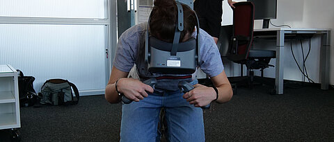 Mit VRescue kann mittels Virtual Reality ein Erste-Hilfe-Training absolviert werden. Hier wird das Beatmen bei der Widerbelebung geübt.
