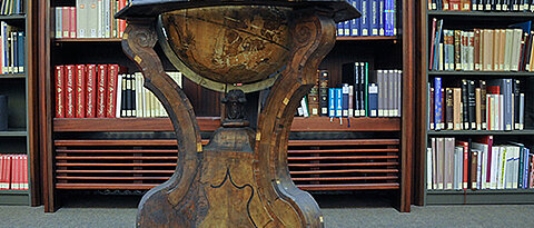 Blickfang: Einer der zwei historischen Globen ist in einem Lesesaal der Universitätsbibliothek Würzburg aufgestellt. (Foto: Robert Emmerich)