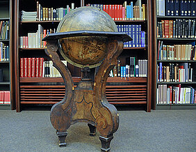 Blickfang: Einer der zwei historischen Globen ist in einem Lesesaal der Universitätsbibliothek Würzburg aufgestellt. (Foto: Robert Emmerich)