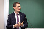 Professor Jochen Sautermeister während der Festrede. (Thomas Berberich / Universitätsmedizin Würzburg)