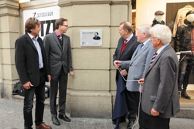 Nach der Enthüllung der Gedenktafel für Julius von Sachs im Oktober 2015 (von links): Hauseigentümer Friedrich Schwab, Universitätsarchivar Marcus Holtz, Universitätspräsident Alfred Forchel, die Ideengeber Professor Walter 