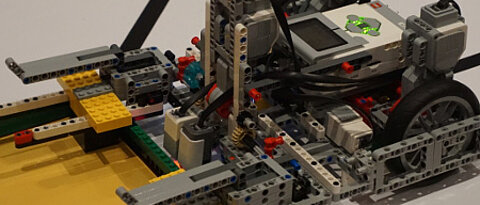 So sieht es aus, wenn der Würzburger Lego-Roboter eine Solarzelle setzt. (Foto: Martin Hennecke).