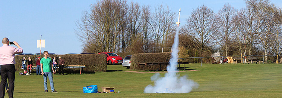 Von einer kleinen Rampe startet die Rakete mit 153 Metern pro Sekunde. (Foto: Lena Köster)