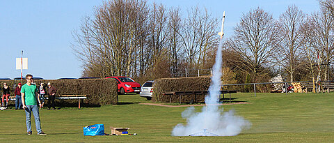 Von einer kleinen Rampe startet die Rakete mit 153 Metern pro Sekunde. (Foto: Lena Köster)