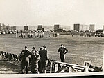 Typische Freizeitbeschäftigung in den Leighton Barracks: American Football. Im Hintergrund die neu errichteten Wohngebäude. Das Foto stammt aus der ersten Hälfte der 1950er-Jahre und ist aus dem Familienalbum der Amerikanerin Elizabeth Thomas. Sie kam im Alter von 14 Jahren mit ihren Eltern nach Würzburg. (Foto: Elizabeth Thomas)