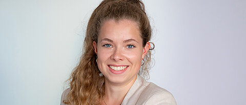 Annika Schmitt, Absolventin der Wirtschaftsinformatik an der Uni Würzburg, ist Karrierestipendiatin des Hasso-Plattner-Instituts.
