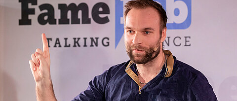 André Bauer bei seinem FameLab-Vortrag in Regensburg.