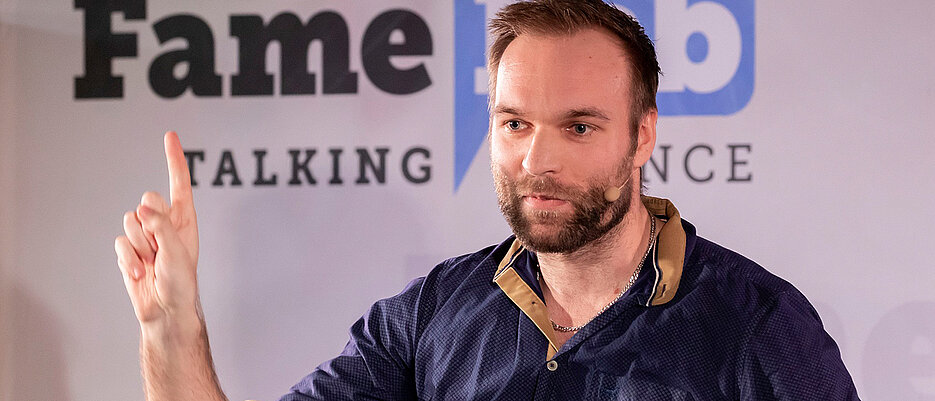 André Bauer bei seinem FameLab-Vortrag in Regensburg.