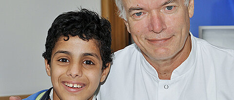 Professor Rudolf Hagen mit seinem irakischen Patienten Karar bei einer Nachuntersuchung etwa einen Monat nach dem schwierigen operativen Eingriff. (Foto: Helmut Korder)