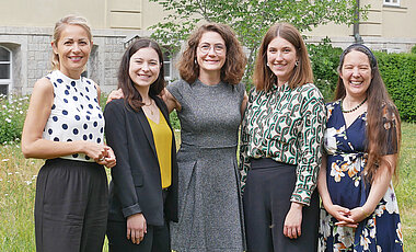 Sie sind die Verantwortlichen für BLUME: Sanna Pohlmann-Rother, Theresa Zdzieblo, Sarah Désirée Lange, Anna Plohmer und Tanja Müller.