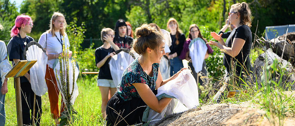 Schülerinnen und Schüler nehmen an einem Versuch der Biologie-Sommerschule teil