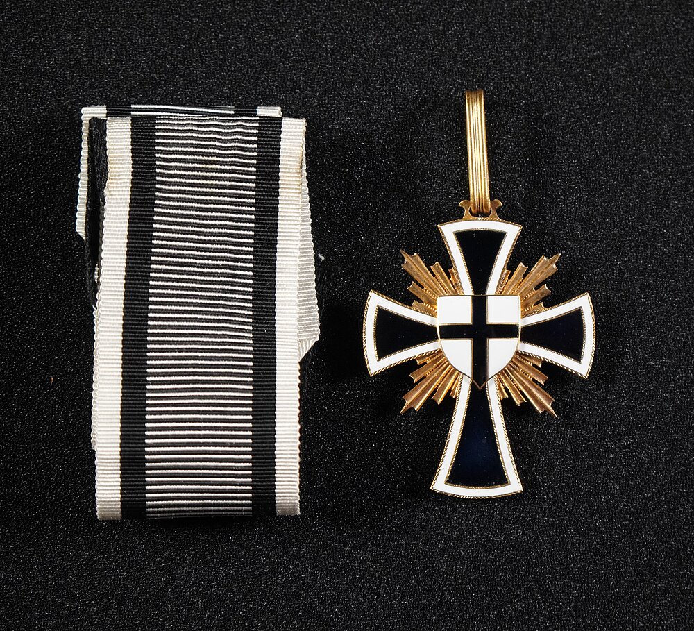 Die Aufnahme zeigt ein „Goldenes Verdienstkreuz“ des Deutschen Ordens. Dieses befindet sich vor Ort in einer Vitrine mit insgesamt zehn Ordenskreuzen.