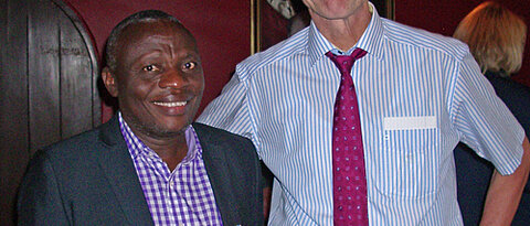 Die Professoren Virima Mudogo (links) und Gerhard Bringmann wurden gemeinsam mit dem Gusi Peace Prize geehrt (Foto: Thomas Waldner)