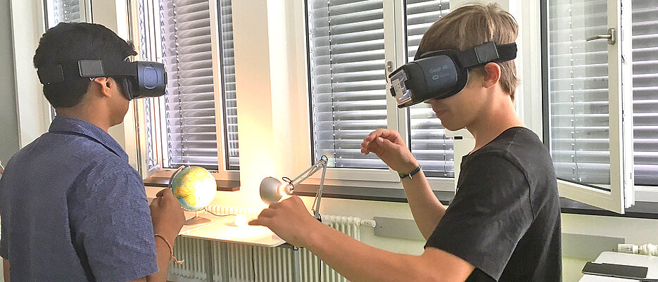 Zwei Schüler benutzen VR-Brillen im Labor.