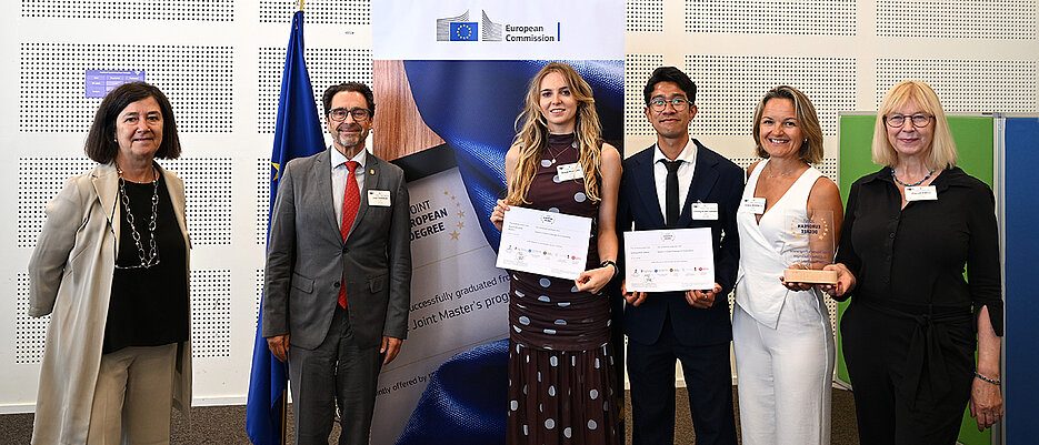 Die Delegation von CHARM-EU bei der Verleihung:  Meritxell Chaves (CHARM-EU Secretary General), Joan Guàrdia (Rektor UB), Anouk Ritjers und Galang Gibran (Absolvierende der vierten Ausgabe des Masters) Valerie Borell (Vorsitzende Master’s Programme Board) und Pita Verweij (Master’s Coordinator an der Universität Utrecht).