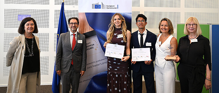 Die Delegation von CHARM-EU bei der Verleihung:  Meritxell Chaves (CHARM-EU Secretary General), Joan Guàrdia (Rektor UB), Anouk Ritjers und Galang Gibran (Absolvierende der vierten Ausgabe des Masters) Valerie Borell (Vorsitzende Master’s Programme Board) und Pita Verweij (Master’s Coordinator an der Universität Utrecht).