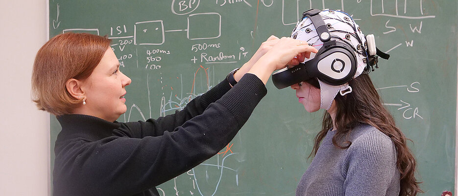 With this technical equipment, Dr. Barbara Händel (l.) investigates how movement affects the processing of visual stimuli.