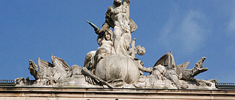 Prometheus ziert den Giebel der Uni am Sanderring. In mühevoller Kleinarbeit wurde die Skulptur nach dem Krieg restauriert und instandgesetzt. (Foto: Robert Emmerich)