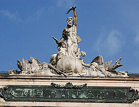 Prometheus ziert den Giebel der Uni am Sanderring. In mühevoller Kleinarbeit wurde die Skulptur nach dem Krieg restauriert und instandgesetzt. (Foto: Robert Emmerich)