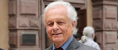Am 5. Dezember 2023 ist Professor Wolfgang Freericks im Alter von 83 Jahren verstorben.