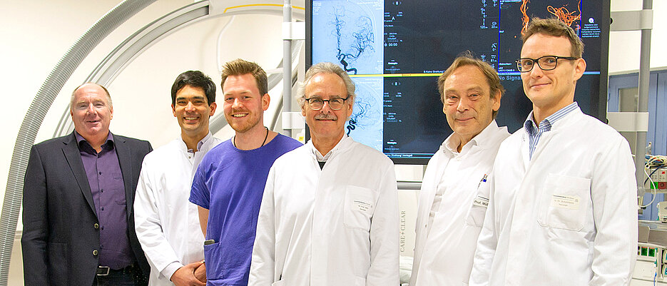 Die an der Studie beteiligten Forscher im Angiographie-Operationssaal der Neurologischen Klinik (v.l.): Bernhard Nieswandt, Mirko Pham, Alexander Kollikowski, Guido Stoll, Wolfgang Müllges und Michael Schuhmann.