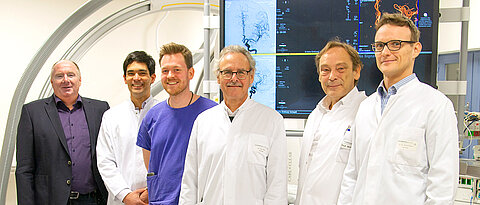 Die an der Studie beteiligten Forscher im Angiographie-Operationssaal der Neurologischen Klinik (v.l.): Bernhard Nieswandt, Mirko Pham, Alexander Kollikowski, Guido Stoll, Wolfgang Müllges und Michael Schuhmann.