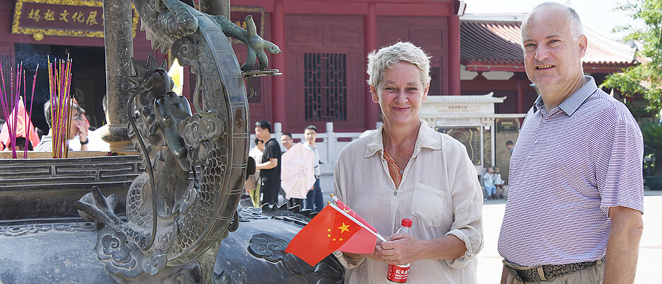 Christina Rothenhäusler und Thomas Schmidt bei einem Besuch im Mazzu-Tempel in in Meizhou Dao, einer kleinen Insel zwischen China und Taiwan. Dort ist die Heimat der Göttin Mazzu, Schutzgöttin der Seefahrer und Fischer.