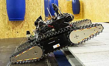 Ein Rettungsroboter überwindet ein Hindernis. Der Roboter sichert dem Team AutonOHM der TH Nürnberg seit 2016 regelmäßig eine gute Platzierung im akademischen Wettkampf mit anderen Hochschulen.