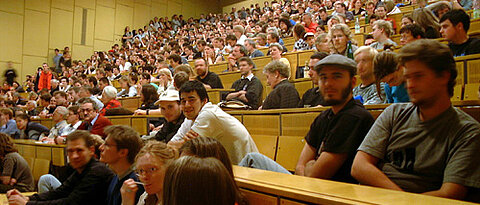 Blick in einen Hörsaal: Würzburgs Studierende - wie sie leben, will eine Online-Befragung ergründen. Foto: Emmerich
