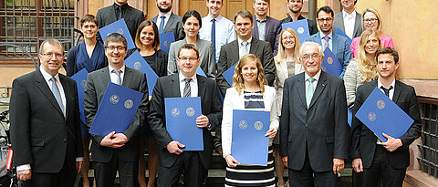 Für ihre Promotionen ausgezeichnet: Die Preisträger mit Universitätspräsident Alfred Forchel und Regierungspräsident Paul Beinhofer.