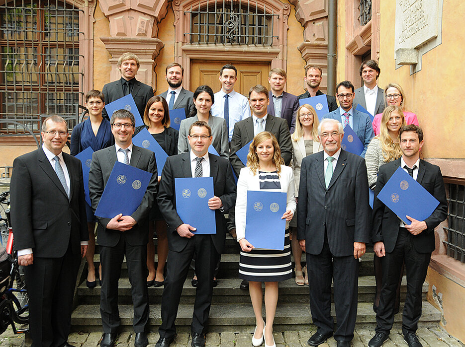 Für ihre Promotionen ausgezeichnet: Die Preisträger mit Universitätspräsident Alfred Forchel und Regierungspräsident Paul Beinhofer.