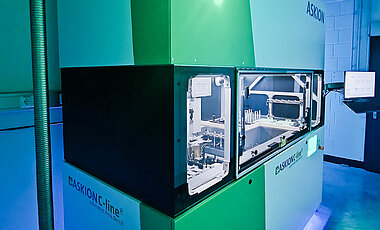 Mittels der ASKION C-line® Workbench werden humane Bioproben bei bis zu −185 °C kontrolliert eingefroren und automatisiert weiterverarbeitet.
