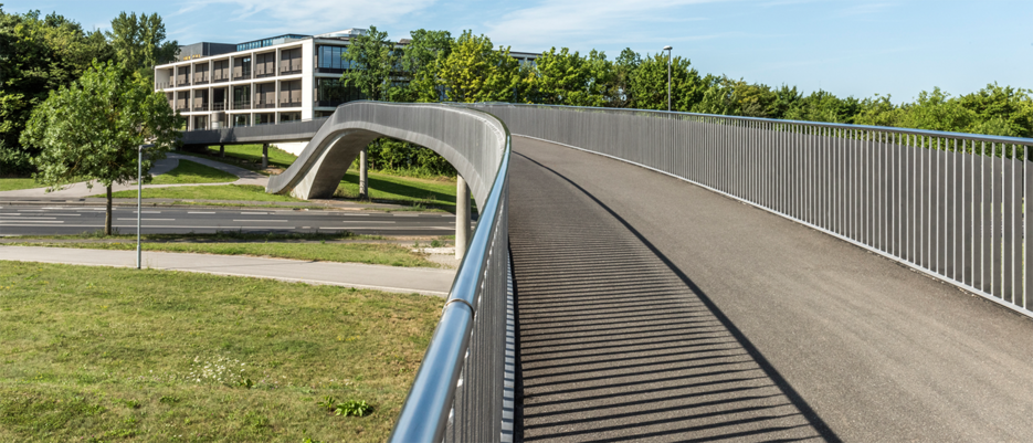 Campusbrücke zwischen Hubland Nord und Hubland Süd der Universität Würzburg.