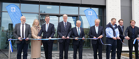 Durchschnitten das Band bei der Einweihung des ZPD (v.L.): Michael Fuchs, Grit Libau (Staatliches Bauamt, Bereich Universitätsbau), Christian Schuchardt, Paul Pauli, Rolf-Dieter Jungk, Ulrich Konrad, Dag Nikolaus Hasse, Christof Teige. 