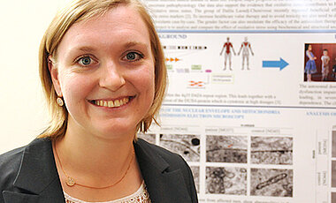 Die Gewinnerin des ersten Posterpreises: die Zellbiologin Corinna Frank.