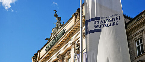 Blick auf das Hauptgebäude der Universität Würzburg am Sanderring.