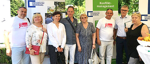 Eine Delegation der LPNU mit unter anderem Roman Korzh (Education and Social Development, Dritter von rechts) und Nina Hayduk (International Integration Centre, Vierte von rechts) mit Olaf Hoos (Dritter von links) und Kanzler Uwe Klug (Zweiter von rechts) beim Gesundheitstag der JMU im Juli 2019.