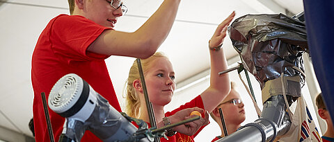 An physikalischen Aufgaben tüfteln: Darum geht es beim Wettbewerb "exciting physics" für Schülerinnen und Schüler.