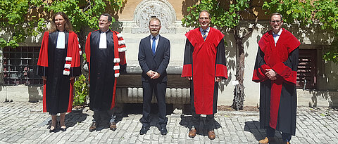 Rüdiger Morbach (Bildmitte) konnte seine Doktorarbeit erfolgreich verteidigen. Das Bild zeigt ihn mit den Professorinnen und Professoren (von links) Isabelle Desprées, Louis D'Avout, Florian Bien und Wolfgang Wurmnest.