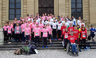 Einige Uni-Teams trafen sich vor dem Residenzlauf zum Gruppenfoto vor der Hofkirche.