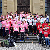 Einige Uni-Teams trafen sich vor dem Residenzlauf zum Gruppenfoto vor der Hofkirche.