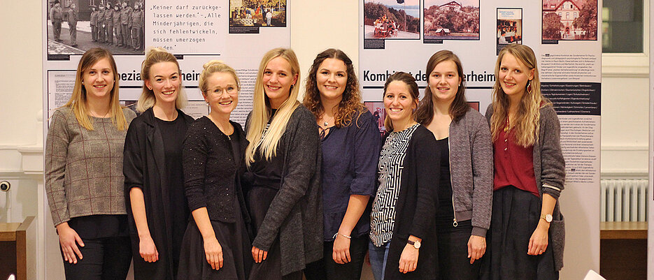 Die Studentinnen Sabrina Fischer, Franziska Haselböck, Charleen Höltermann, Ina Kerstein, Pia Rother, Laura Rupprecht, Anne Stolper und Pia Stroppel haben die Ausstellung organisiert.

