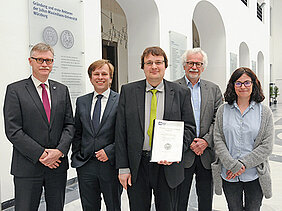 Mit dem PROMI-Absolventen Dr. Bernhard Schneider (Mitte) freuen sich (von links) Unikanzler Uwe Klug, Axel Winkelmann, Jürgen Tautz und Sandra Mölter. (Foto: Robert Emmerich)