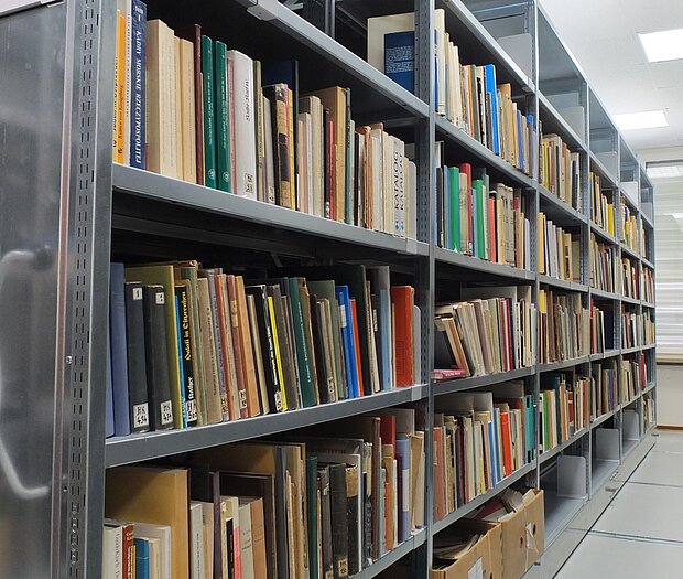 Das Foto zeigt einen Einblick in die Rollregale der Forschungsstelle Deutscher Orden, mit mehreren Regalmetern Büchern.