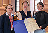 Der Gleichstellungspreis der JMU ging an den HCI Mentoring Circle. Professorin Carolin Wienrich (rechts) und Dr. Astrid Carolus (Mitte) nahmen ihn entgegen. Die Laudatio hielt Vizepräsidentin Anja Schlömerkemper. (Bild: Rudi Merkl / Universität Würzburg)