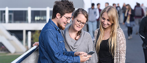 Studenten mit Smartphone auf dem Campus