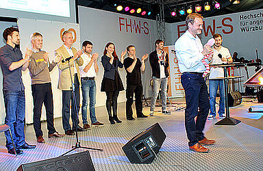 Wurm, Satz, Sieg: Professor Klaus Brehm holt sich seinen Applaus beim Science Slam ab. (Foto: Georg Wagenbrenner)