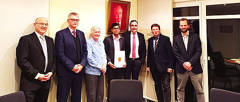 André Illmer (Vorstandsmitglied Ruchti-Stiftung), Dr. Uwe Klug (Mitglied im Beirat), Gertrud Schrödl (Vorstandsmitglied), Prince Ravat (Preisträger), Professor Ignazio Czeguhn (Vorstandsvorsitzender), Uwe Thomas (Mitglied im Beirat), Sven Speek (Research Advancement Centre der Universität) (Foto: privat)